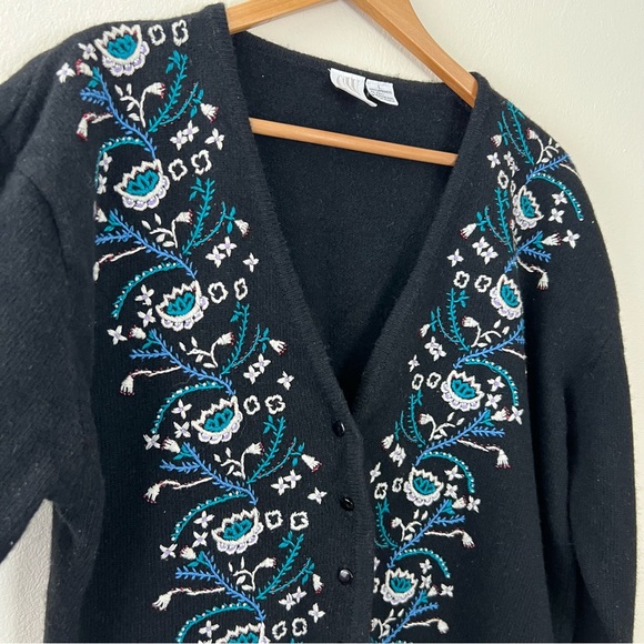 100% Lambswool Vintage Floral Embroidered V-Neck Buttoned Front Sweater - Picture 3 of 9